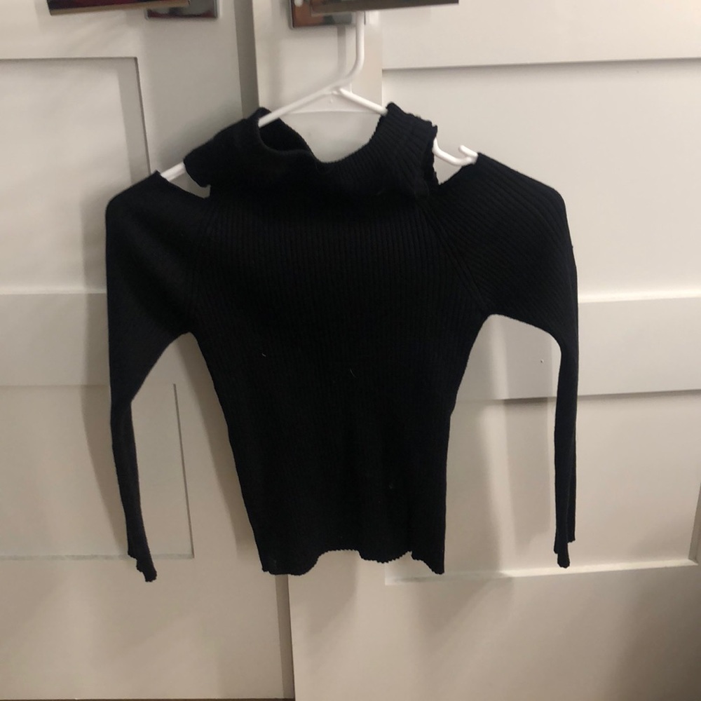 Lin sleeve shoulder cut out shirt